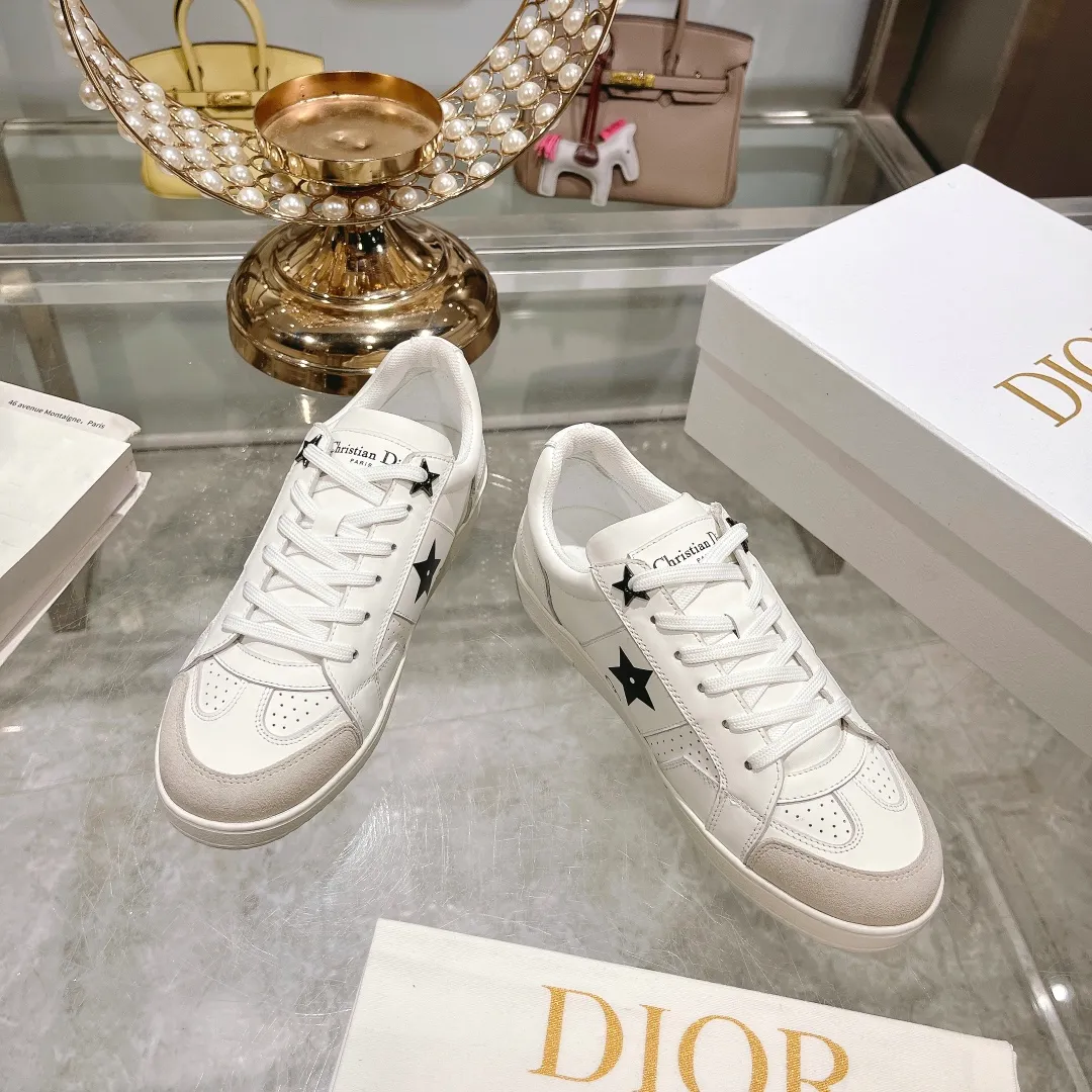 👟👟Ex-factory price 560👟👟Dior2024 new white shoes, Dior Dior Star women's sports shoes, very light summer white shoes. The upper is carefully made of imported suede, decorated with tonal suede panels, metal stars decorate the lace eyelets, and breathable mesh inside. The upper is punched and designed not to stuffy the feet. It is equipped with Christian Dior logo and thin soles. The thick sole is suitable for all seasons! Size: 35-41 (40 and 41 are customized and cannot be returned or exchanged)